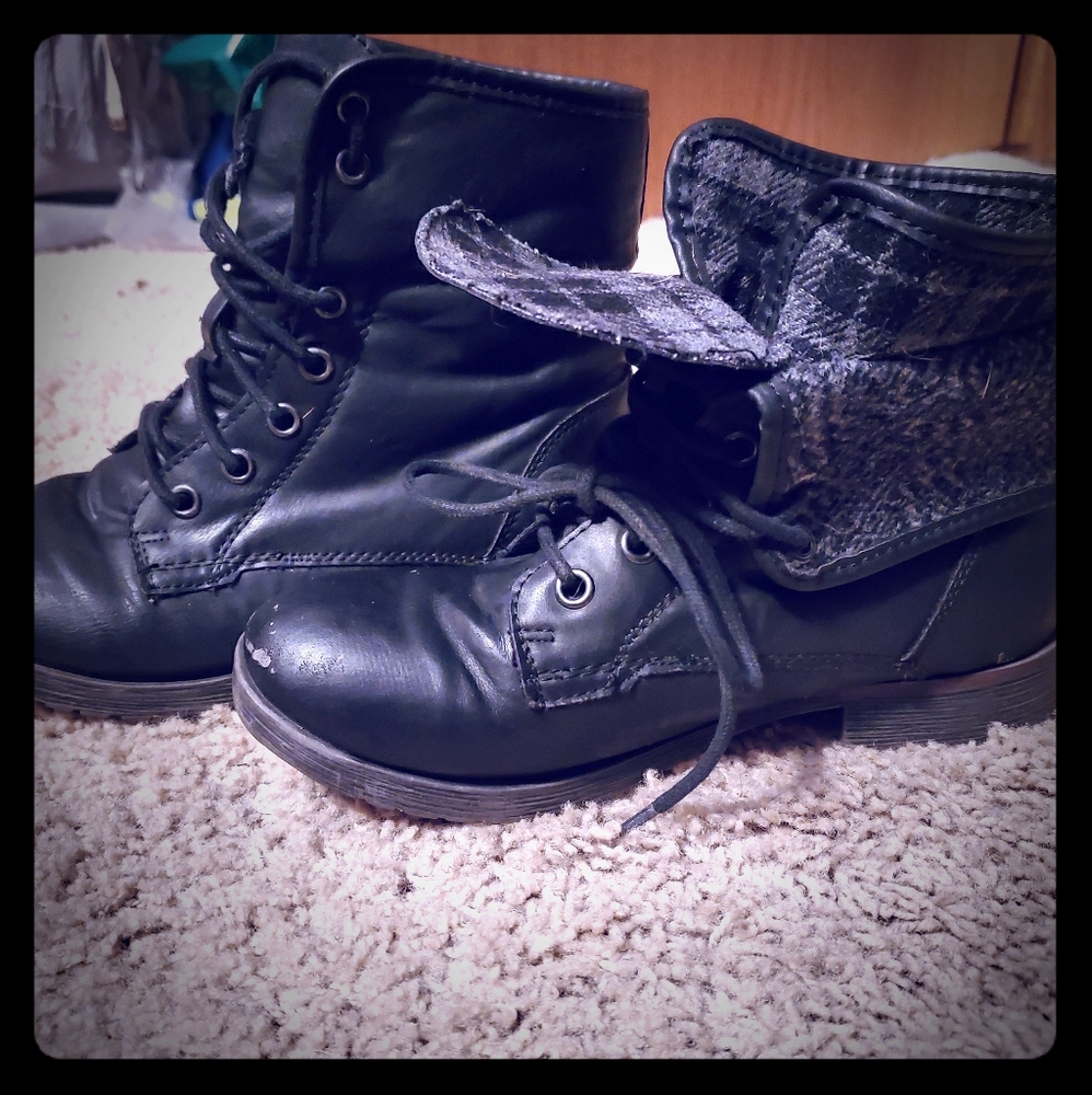 Combat boots